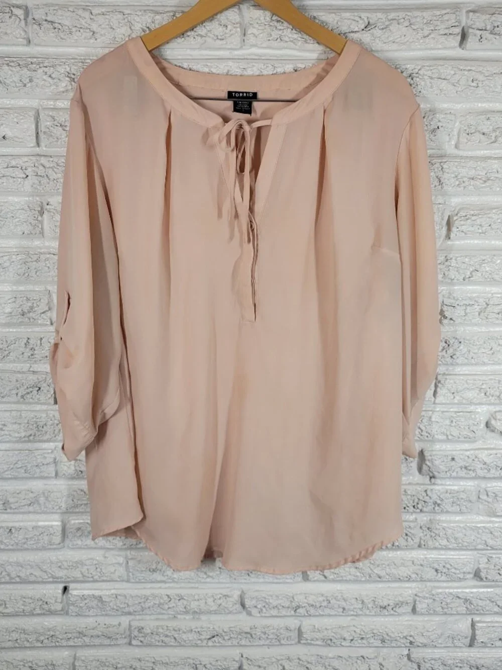 Torrid 3X Pale Pink Sheer Button Up Top 3/4 Roll Tab Sleeve Keyhole PIN10E - Picture 1 of 9